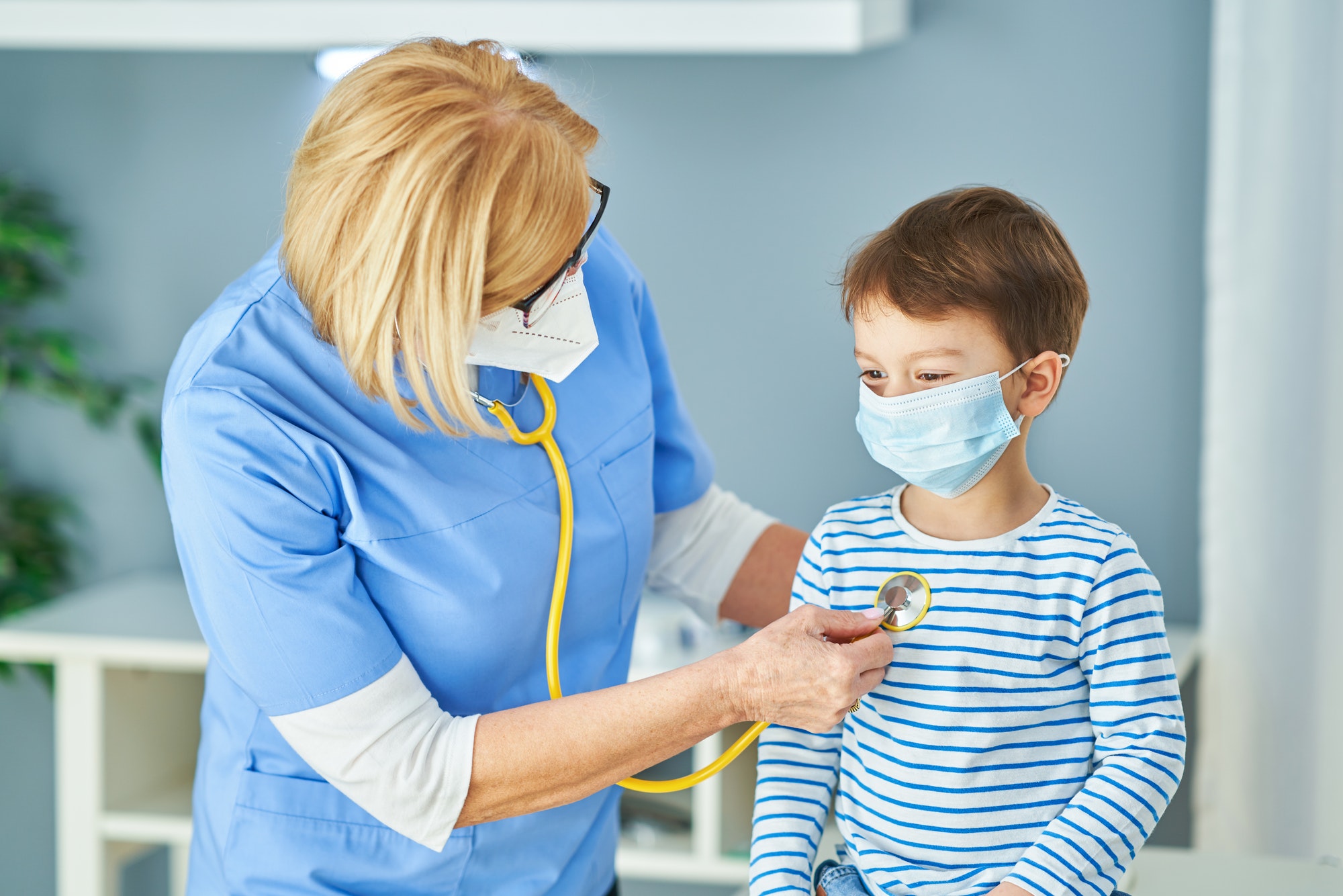 pediatrician-doctor-examining-little-kids-in-clinic